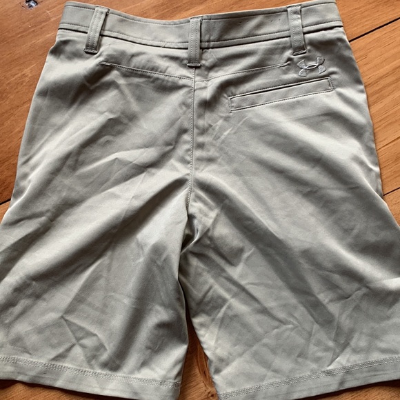 EUC boys tan Under Armour golf shorts - Picture 2 of 4